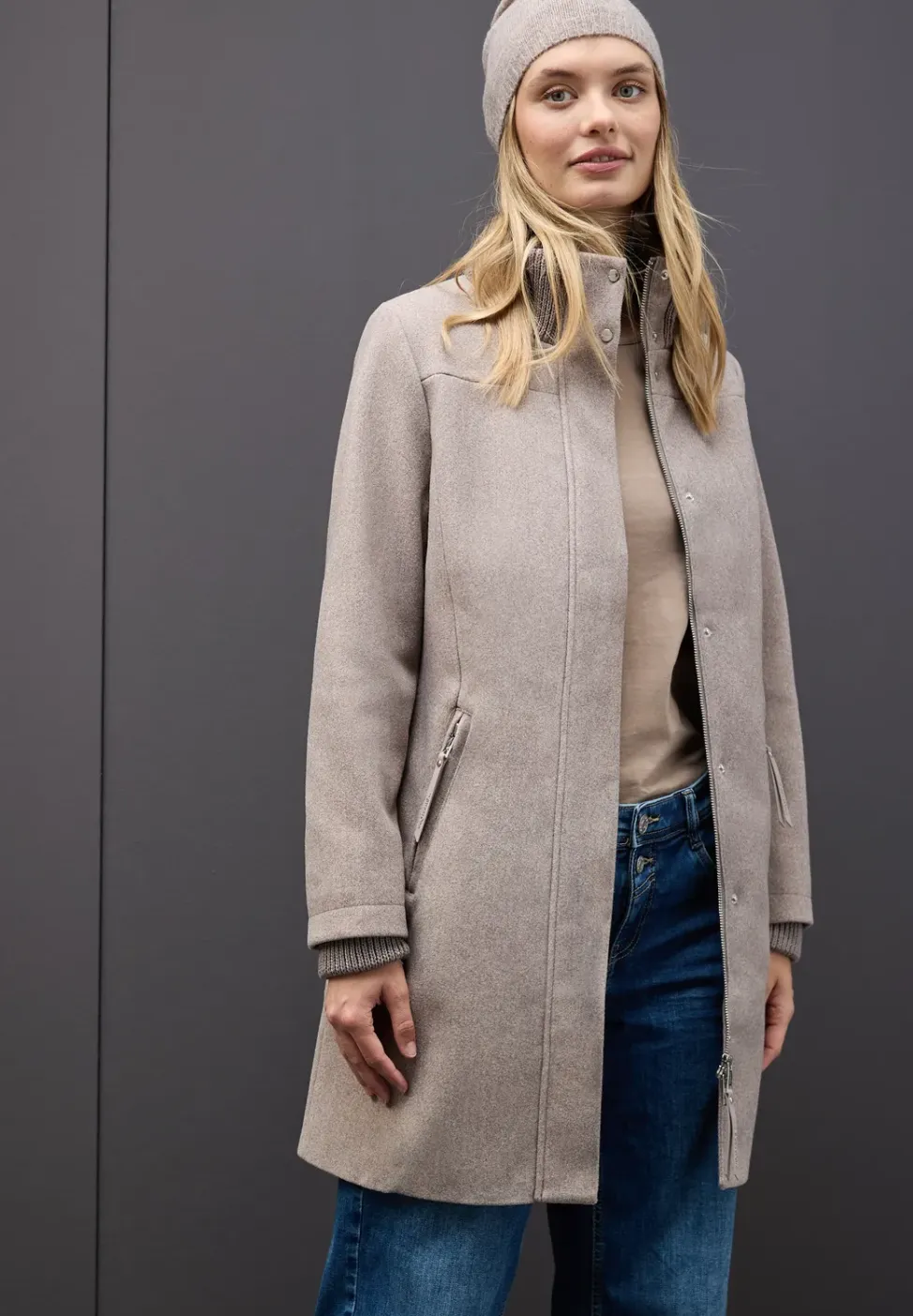 Jas met gebreide details