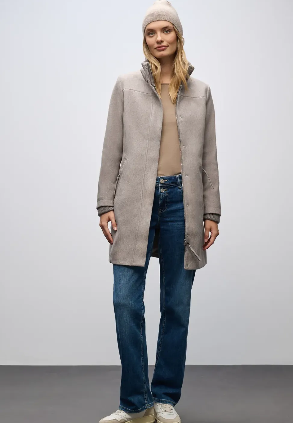 Jas met gebreide details