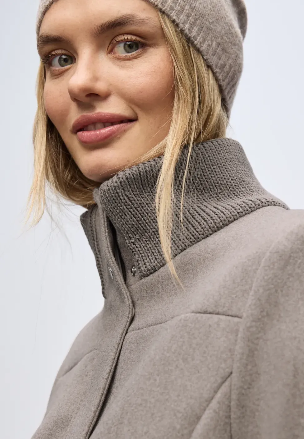 Jas met gebreide details
