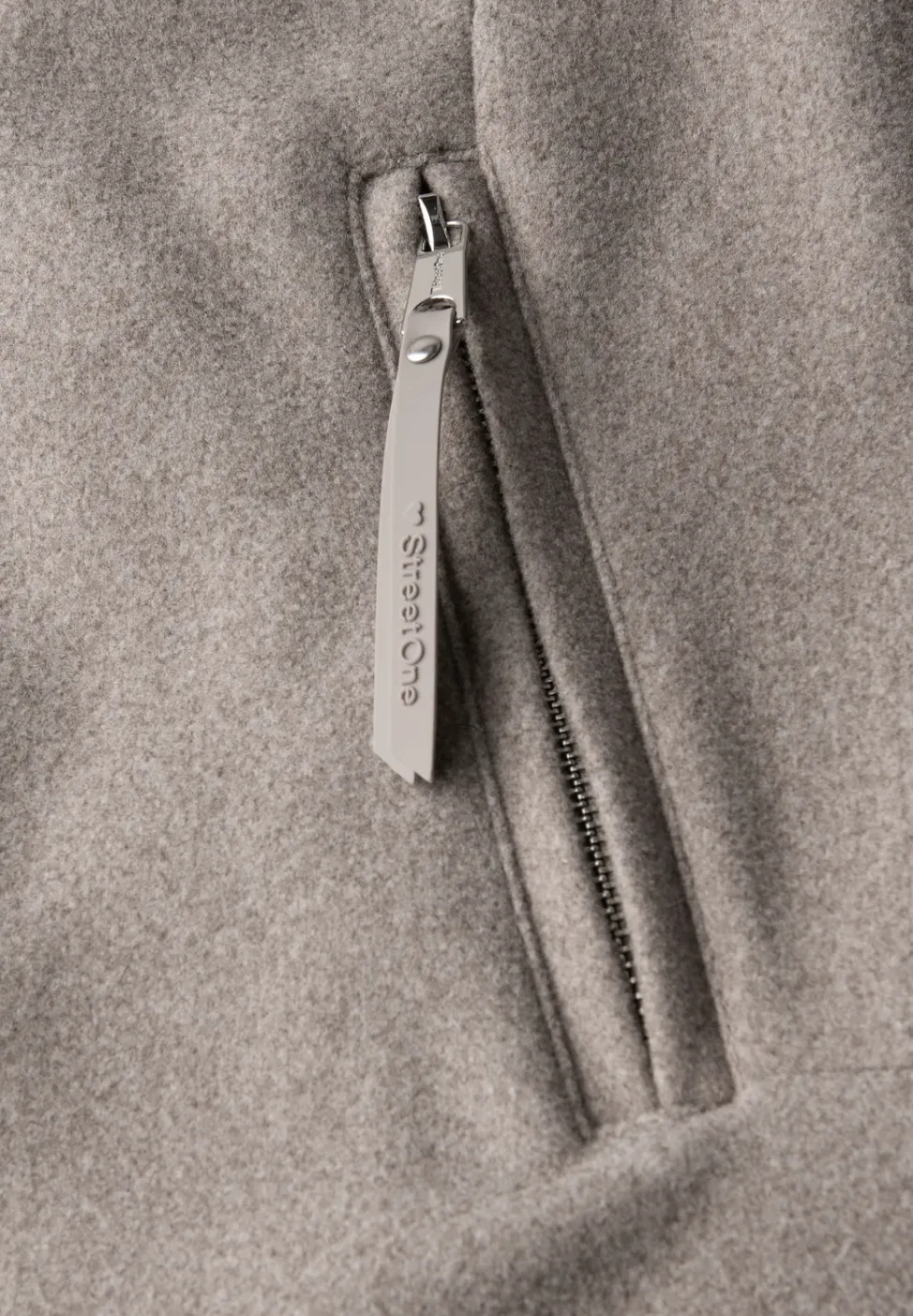 Jas met gebreide details