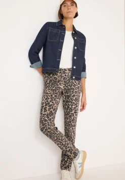 Jeans in leo look