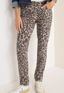 Jeans in leo look