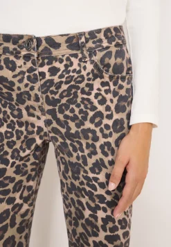 Jeans in leo look