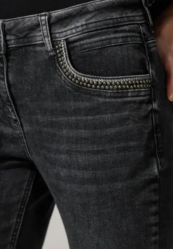 Jeans met details