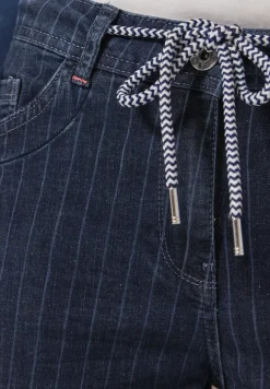 Jeans met krijtstreeplook