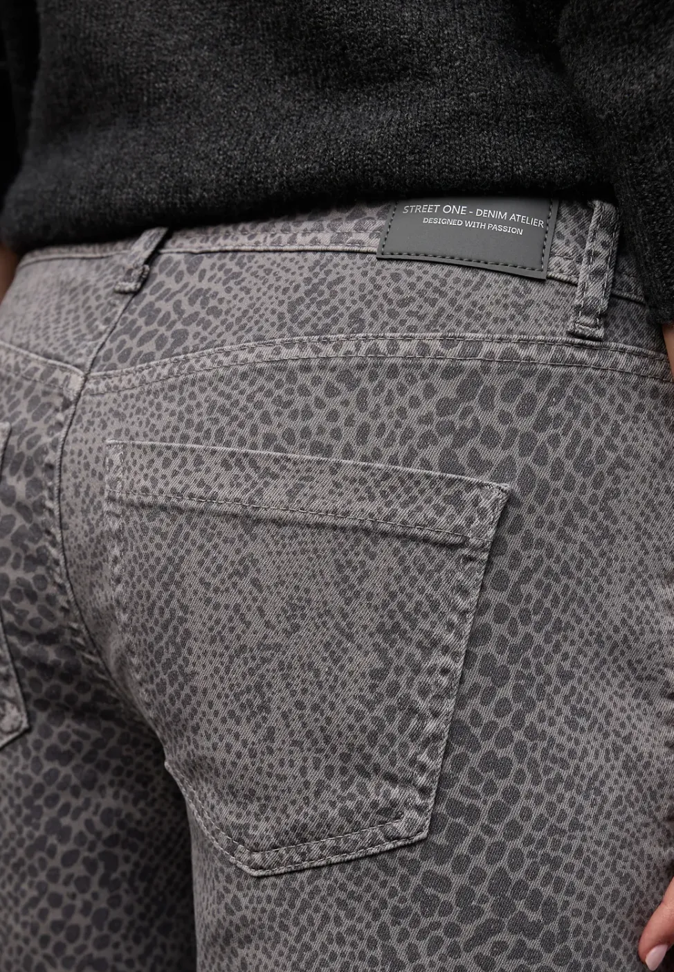 Jeans met slangenprint