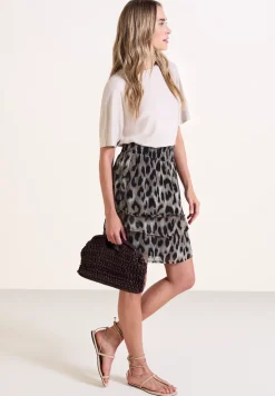 Knielange chiffonrok met print