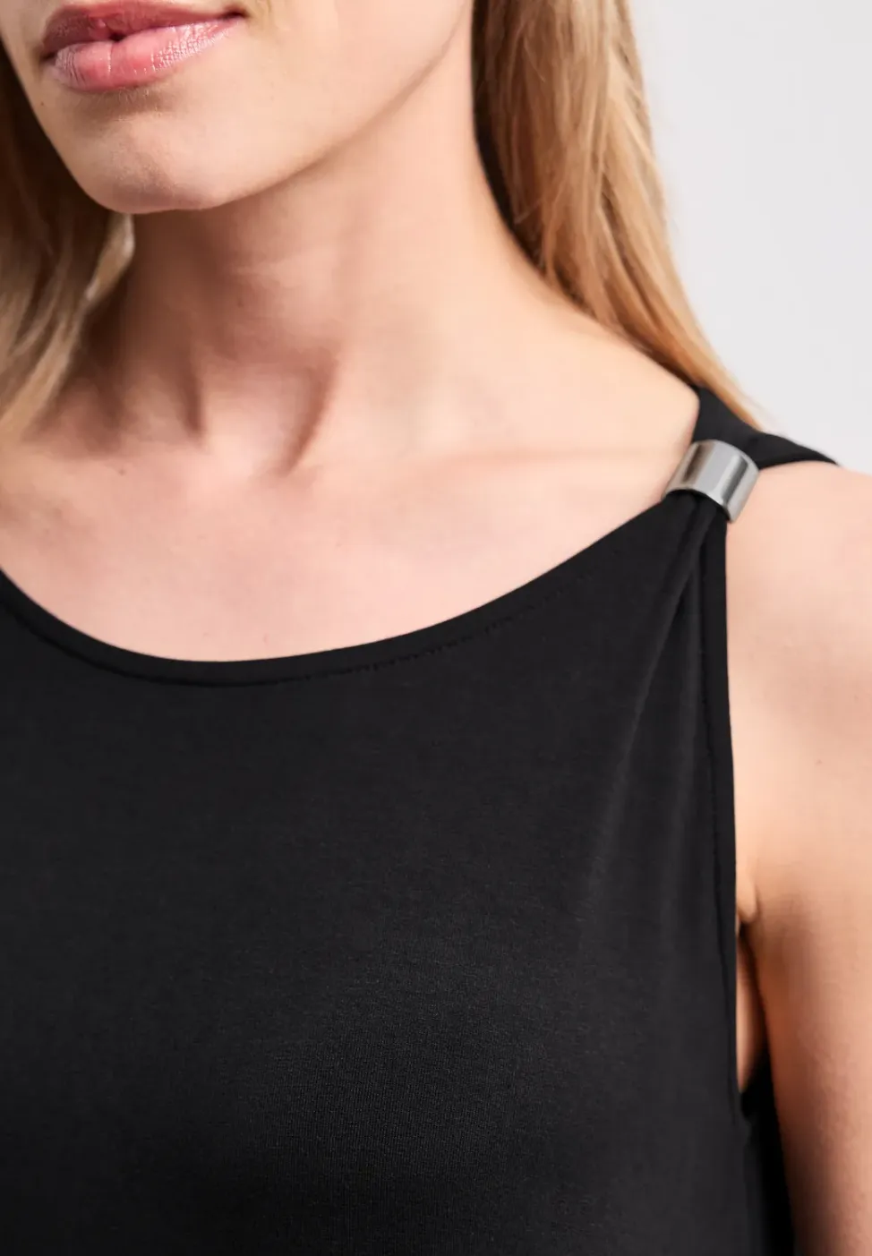 Knielange jurk met gespdetail