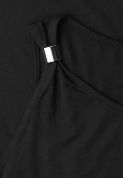 Knielange jurk met gespdetail
