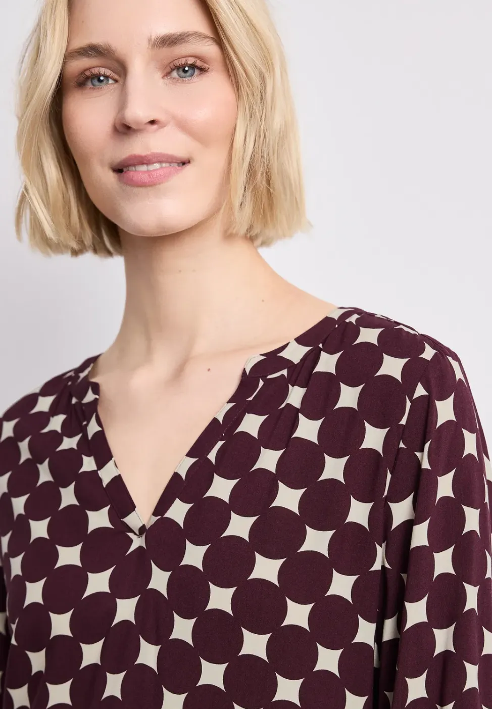 Knielange jurk met gespleten hals en print