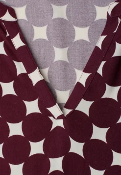 Knielange jurk met gespleten hals en print