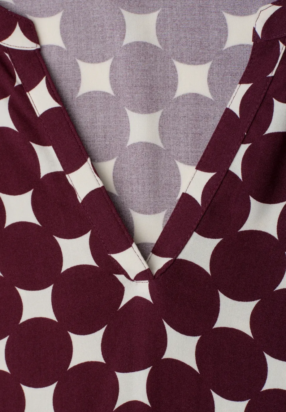 Knielange jurk met gespleten hals en print