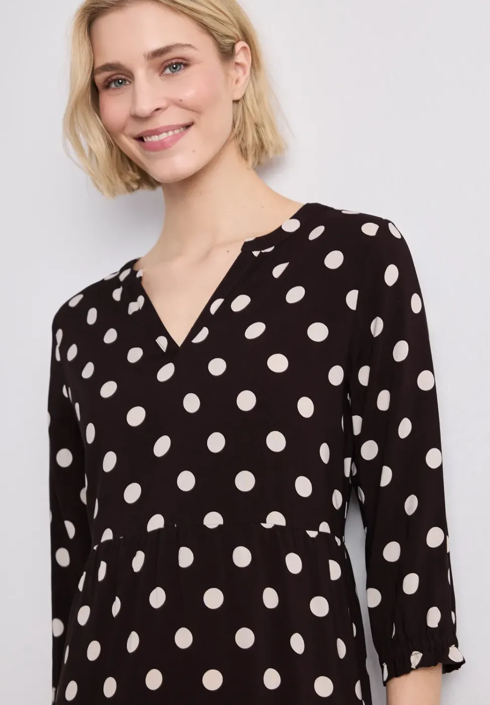 Knielange jurk met gespleten hals en print