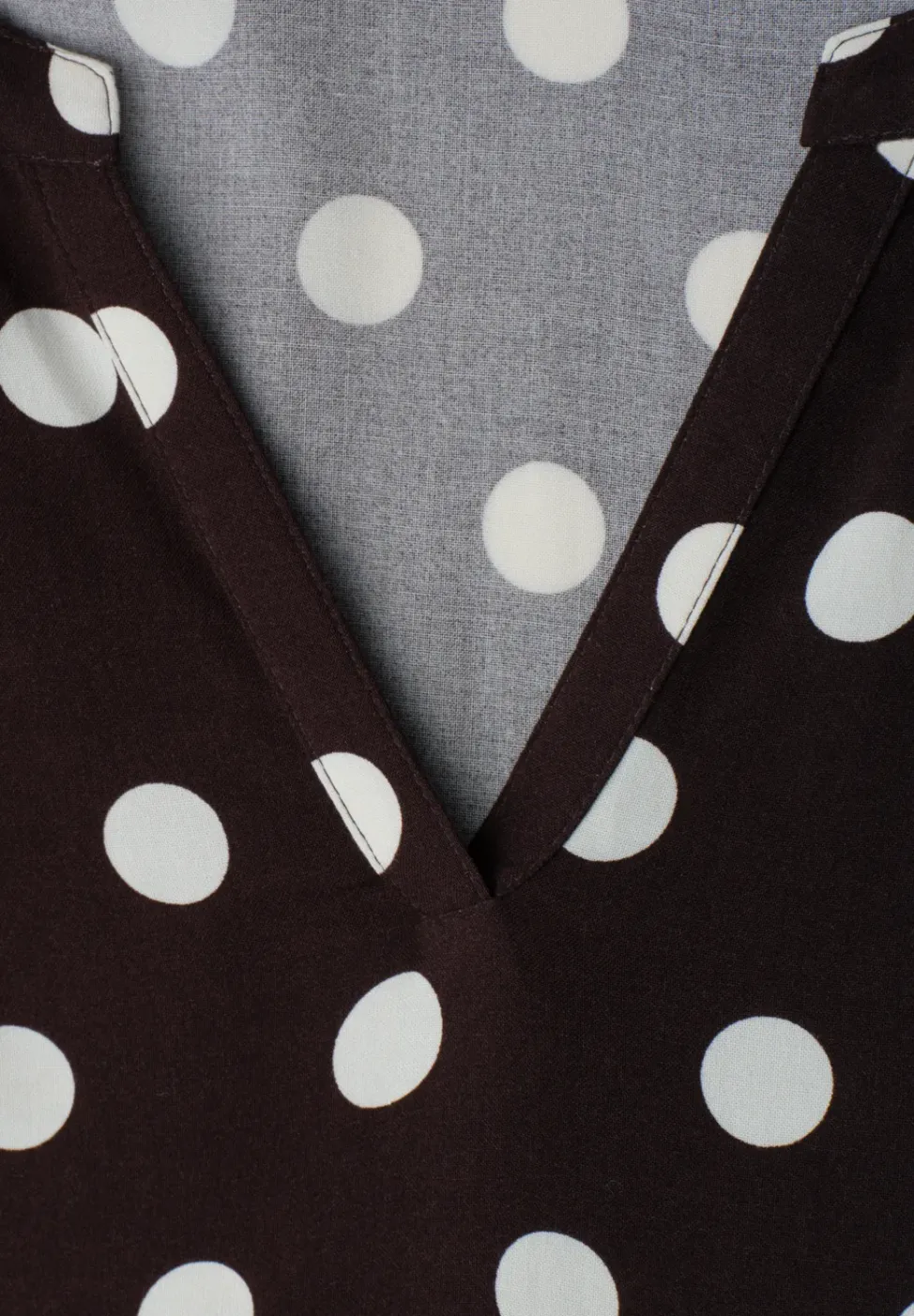 Knielange jurk met gespleten hals en print