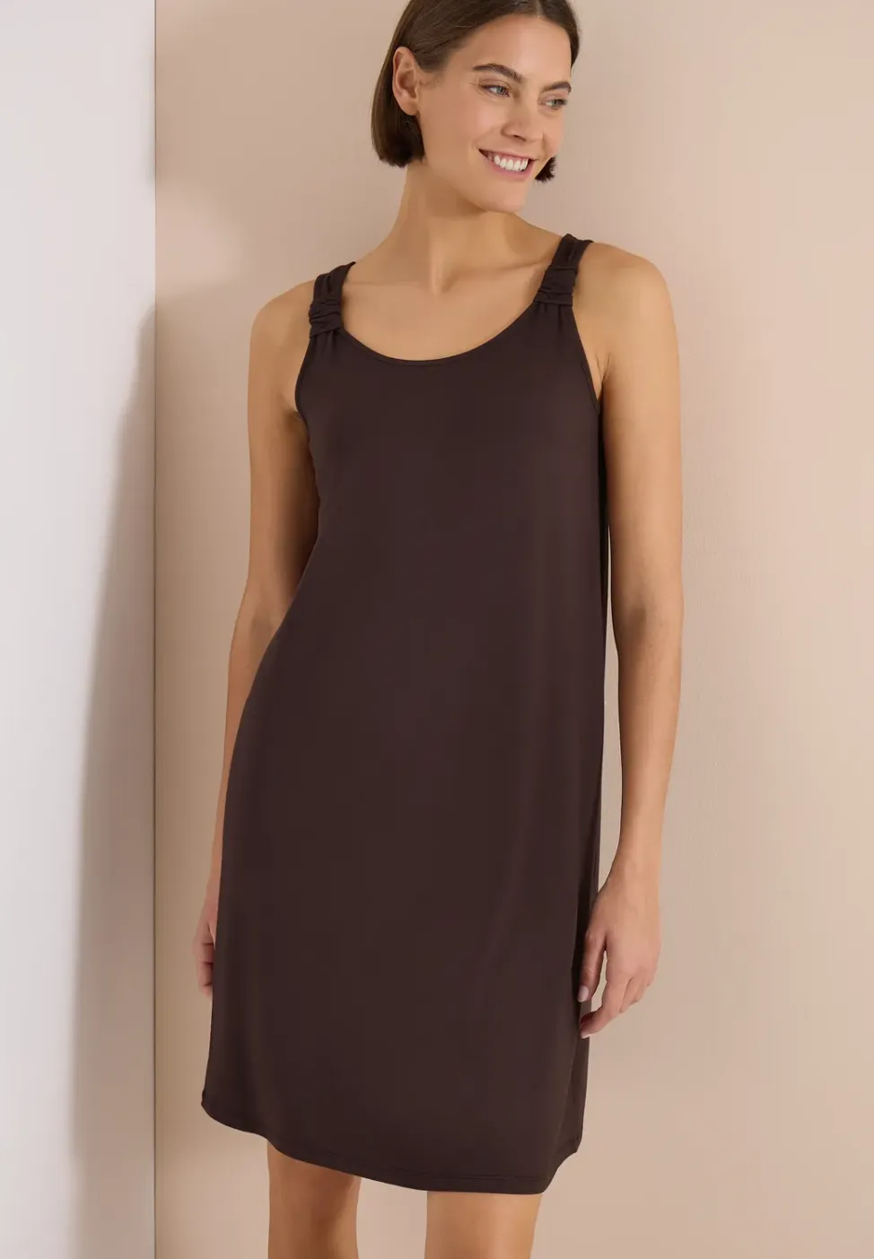 Knielange jurk met knoopdetail