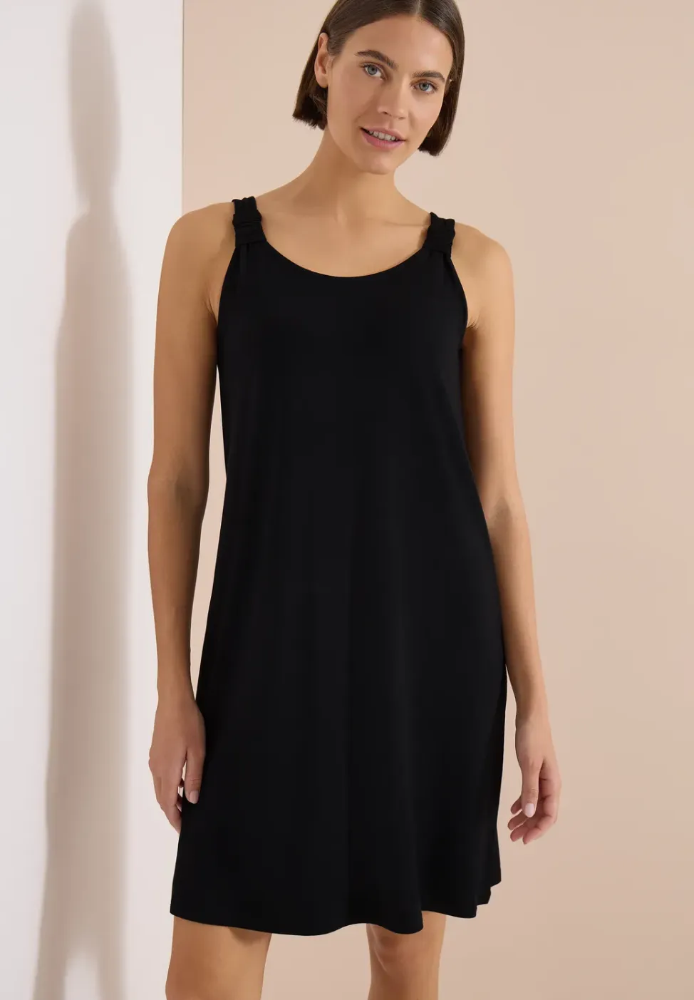 Knielange jurk met knoopdetail