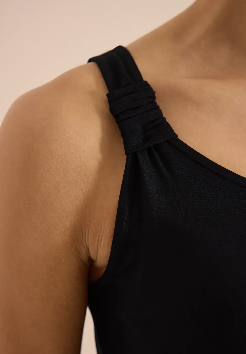 Knielange jurk met knoopdetail