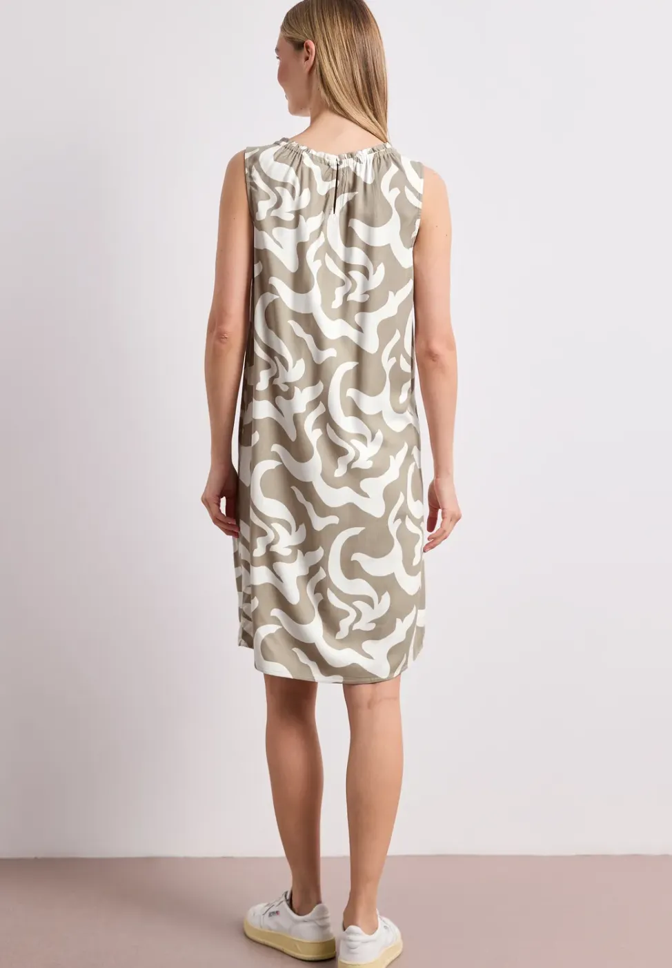 Knielange jurk met ronde hals en print
