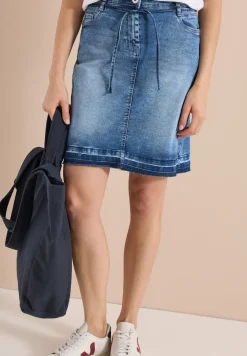 Knielange denim rok met riemdetail