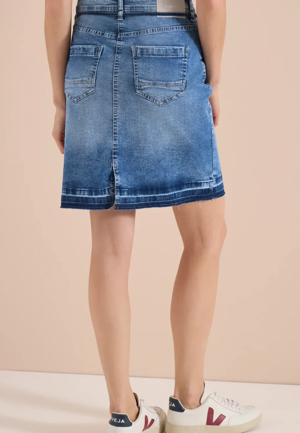 Knielange denim rok met riemdetail