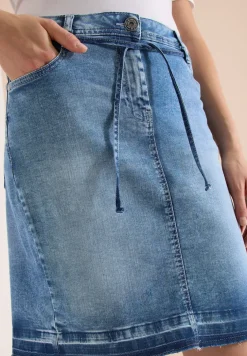 Knielange denim rok met riemdetail