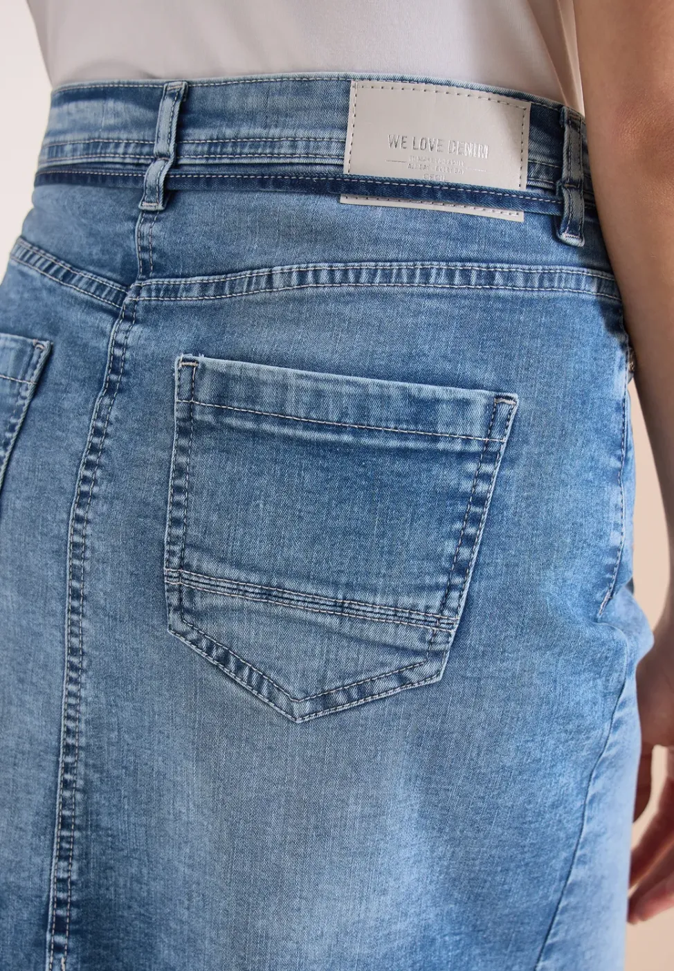 Knielange denim rok met riemdetail