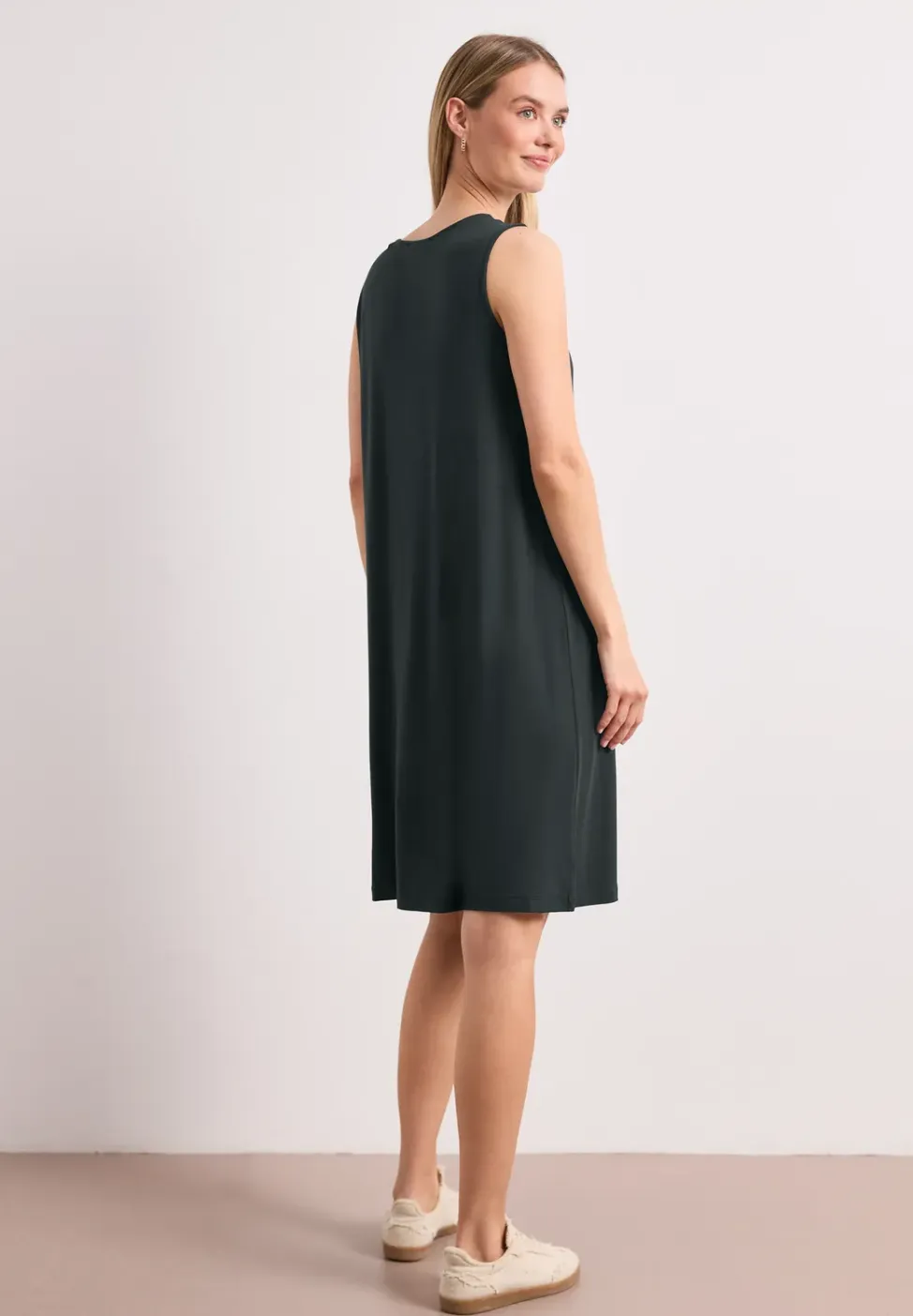 Knielange jurk met gespdetail