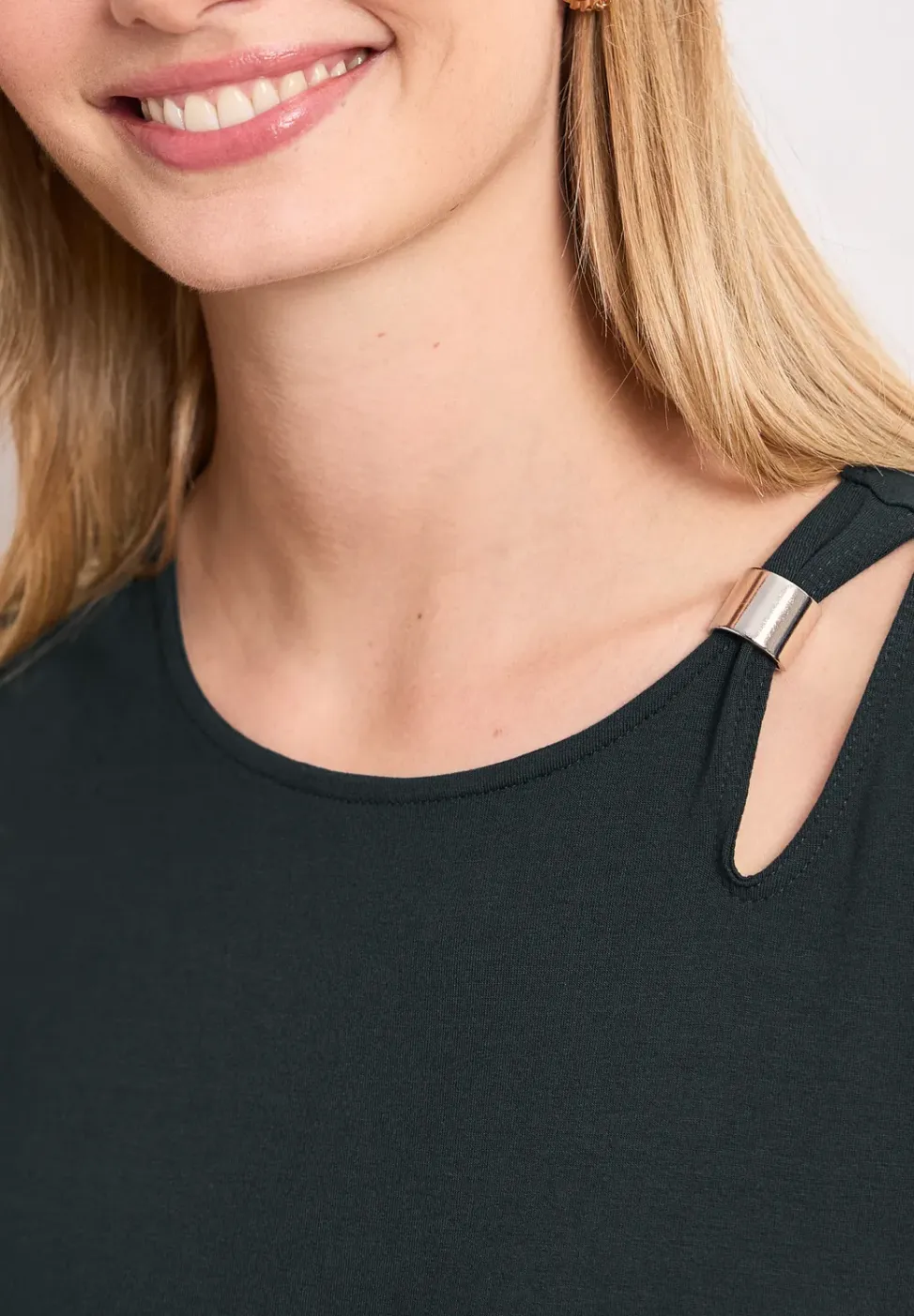 Knielange jurk met gespdetail