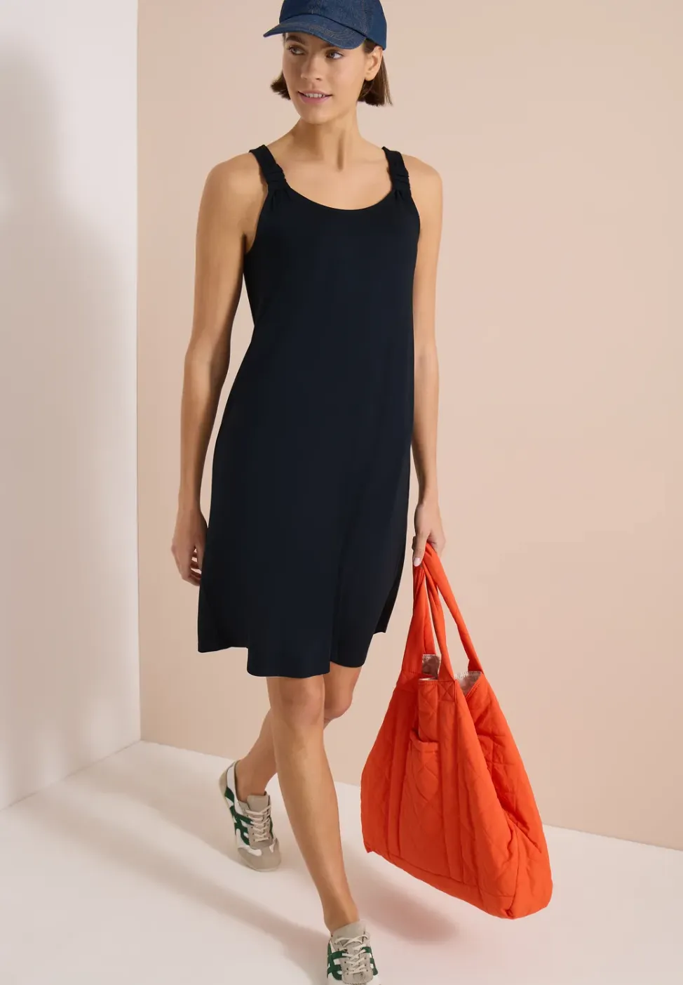 Knielange jurk met knoopdetail