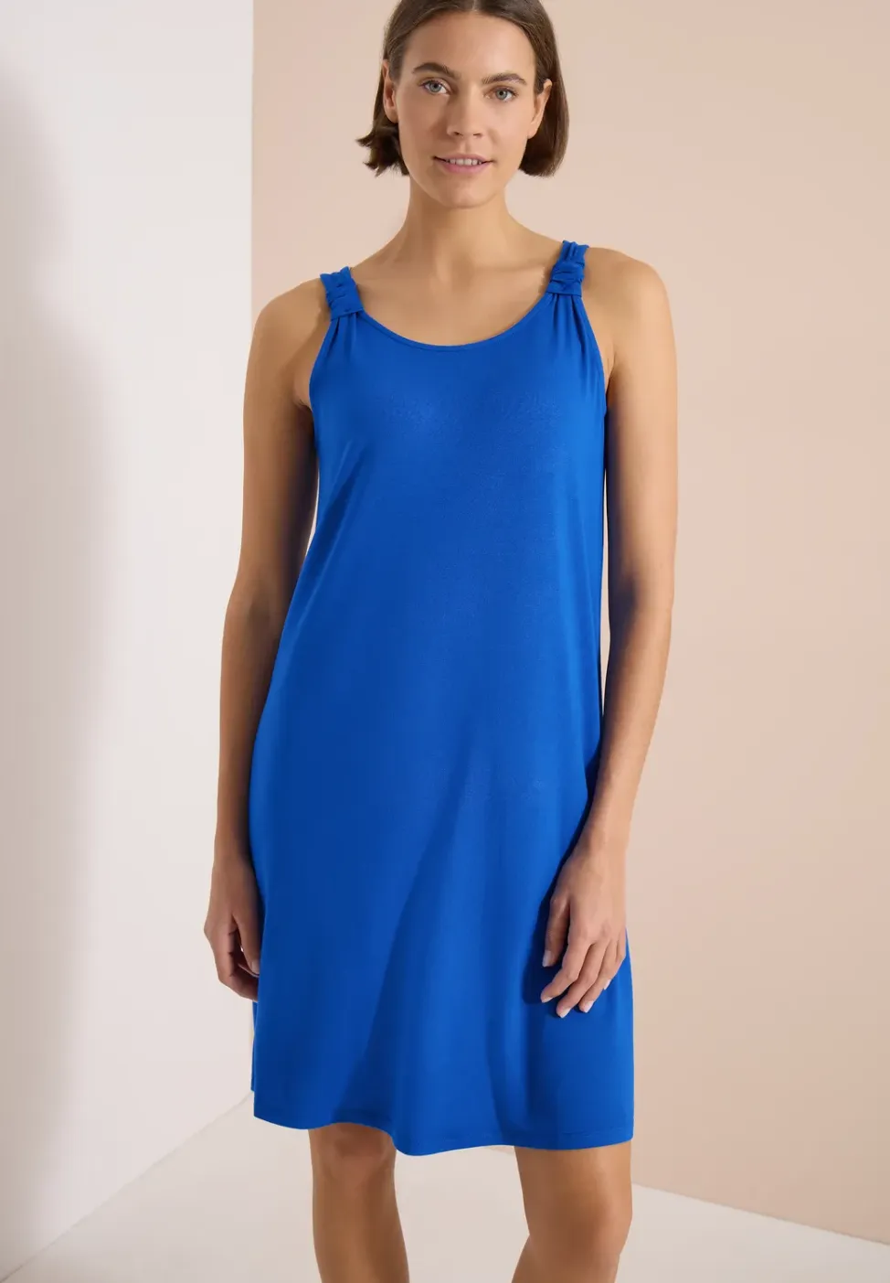 Knielange jurk met knoopdetail