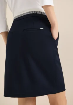 Knielange rok met taillebanddetail