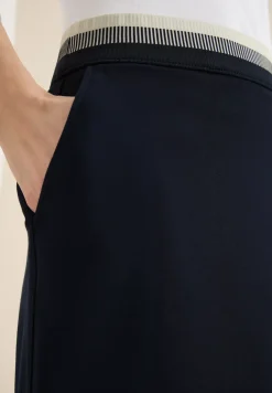 Knielange rok met taillebanddetail