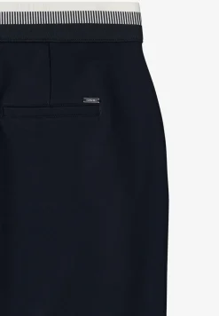 Knielange rok met taillebanddetail