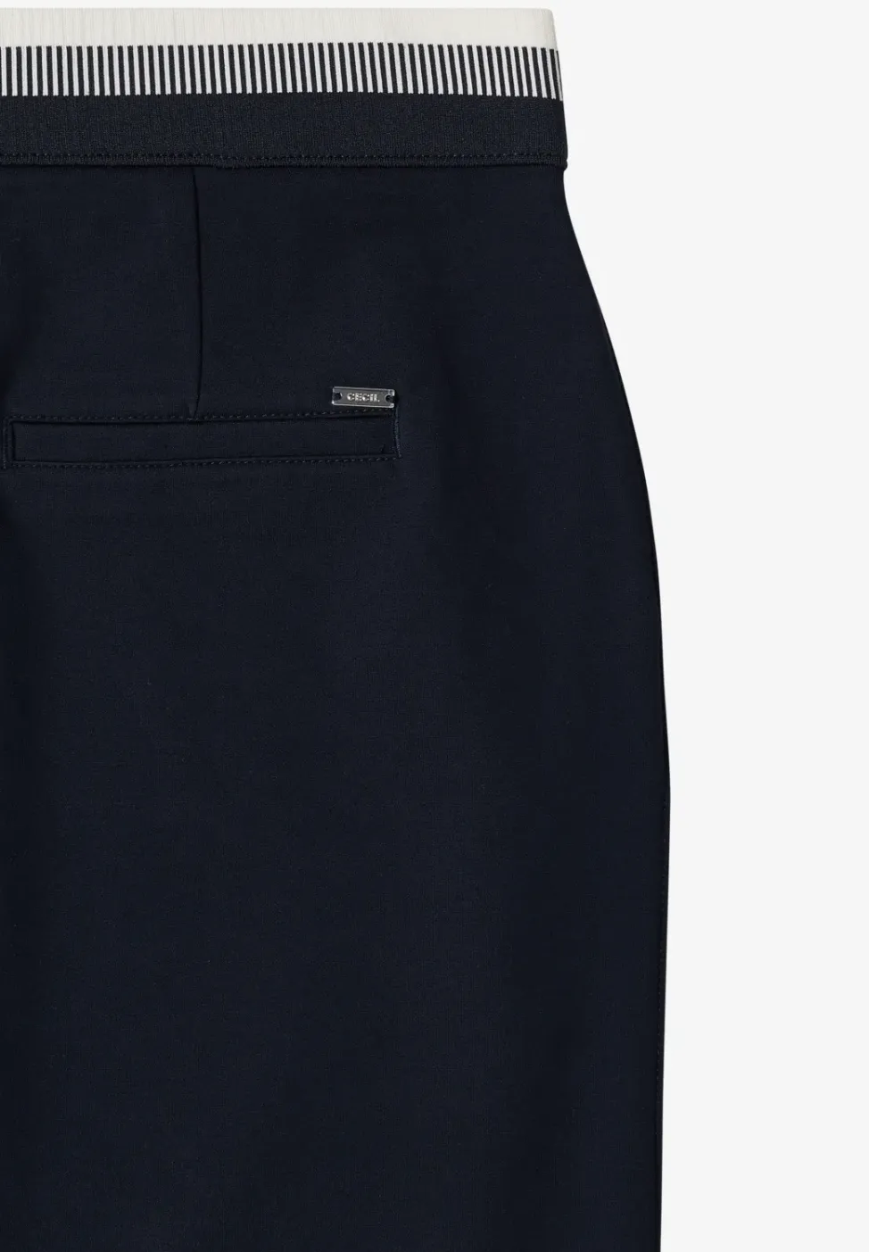 Knielange rok met taillebanddetail