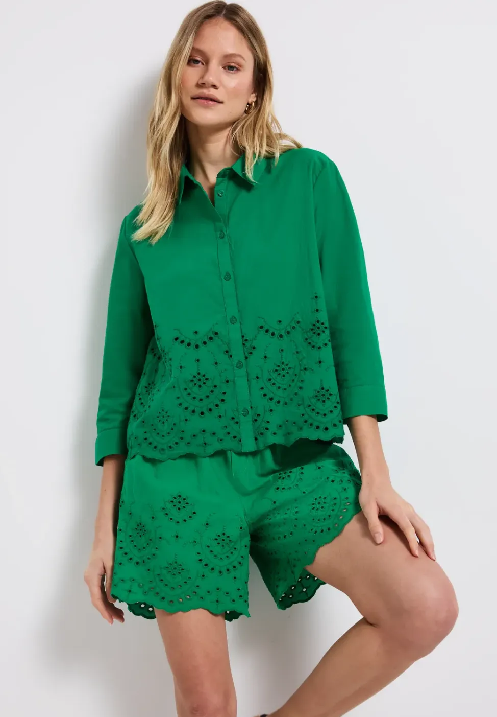 Korte broek met borduursel