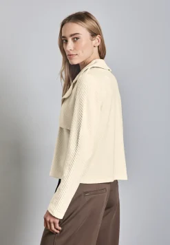 Korte gestructureerde trenchcoat