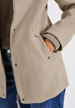 Korte jas met gebreide details