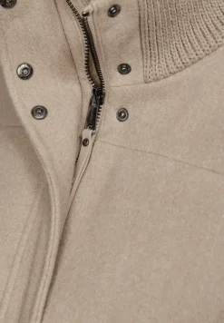 Korte jas met gebreide details