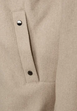 Korte jas met gebreide details