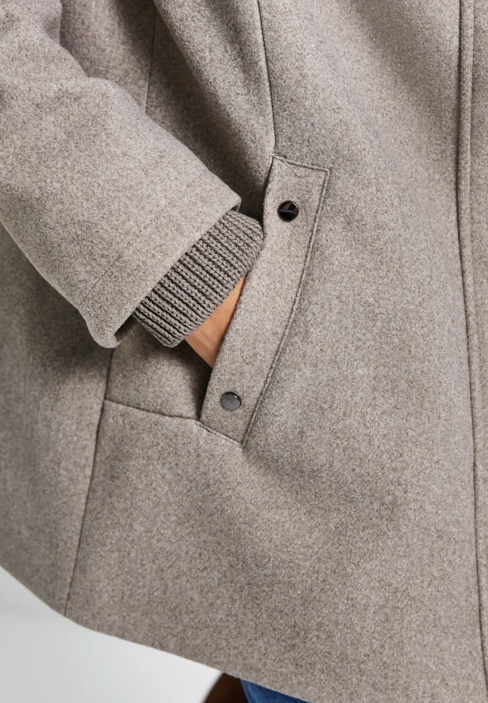 Korte jas met gebreide details