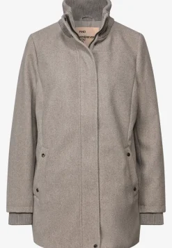 Korte jas met gebreide details