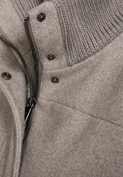 Korte jas met gebreide details