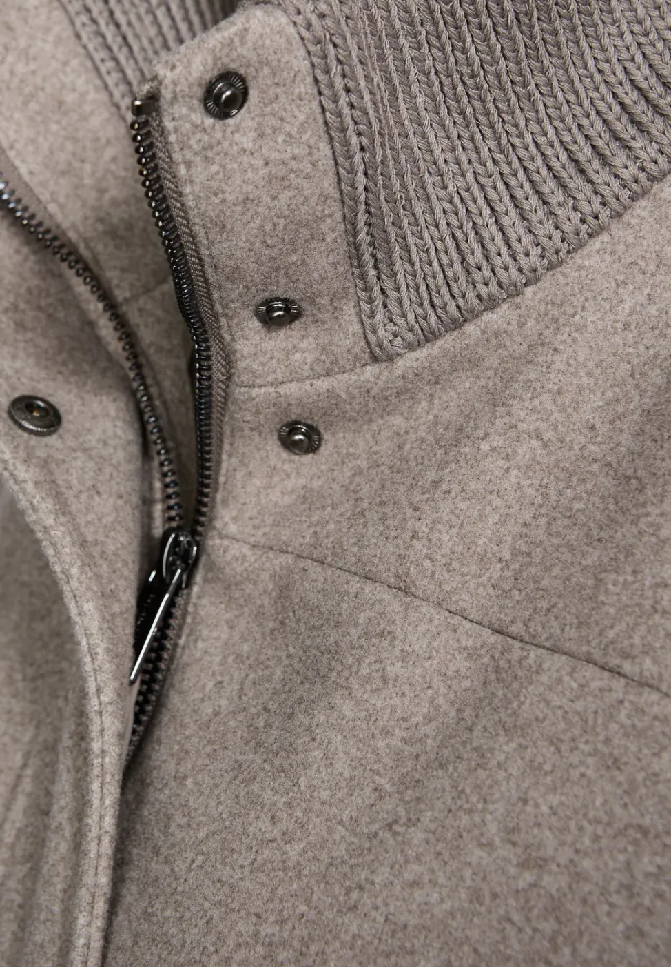 Korte jas met gebreide details