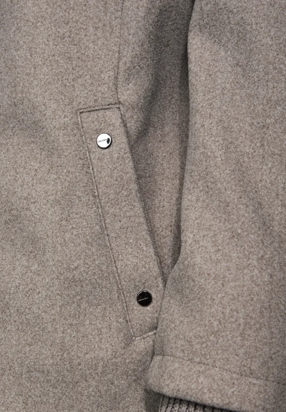 Korte jas met gebreide details