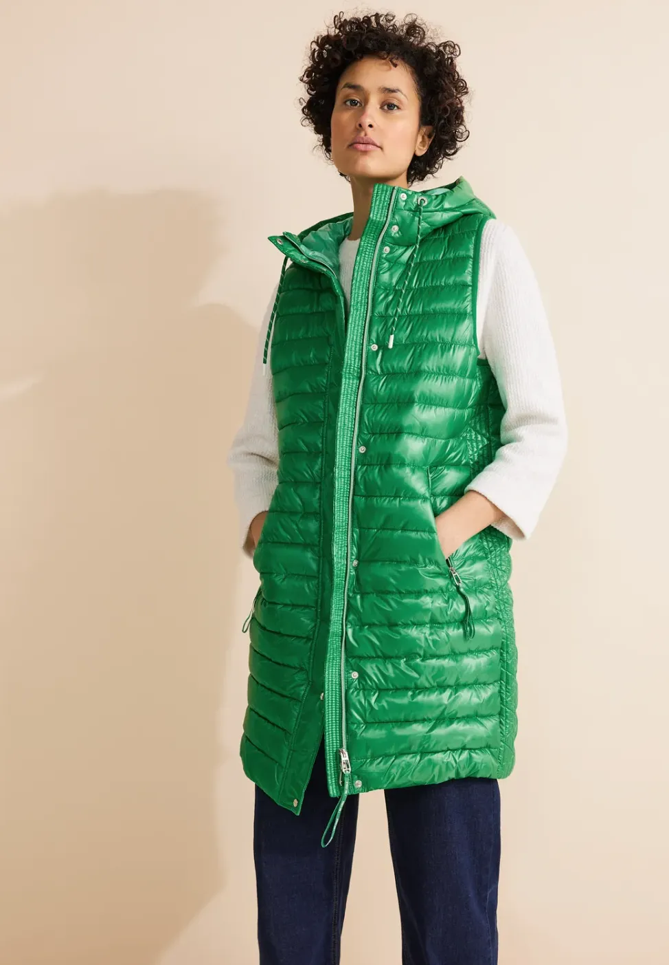 Lange gewatteerde bodywarmer met capuchon