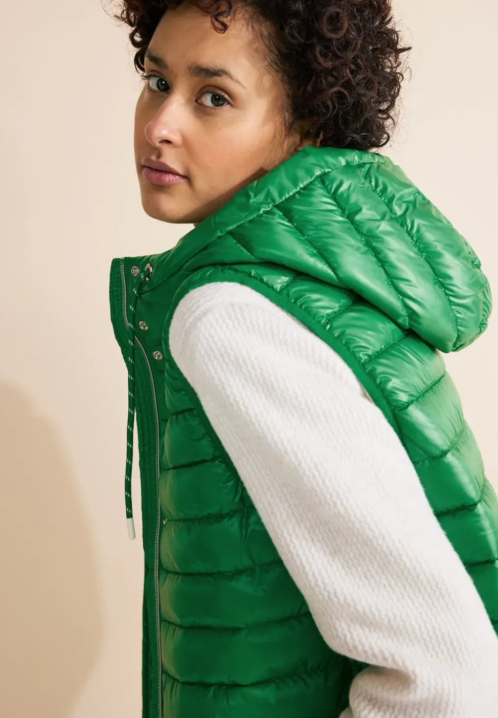 Lange gewatteerde bodywarmer met capuchon