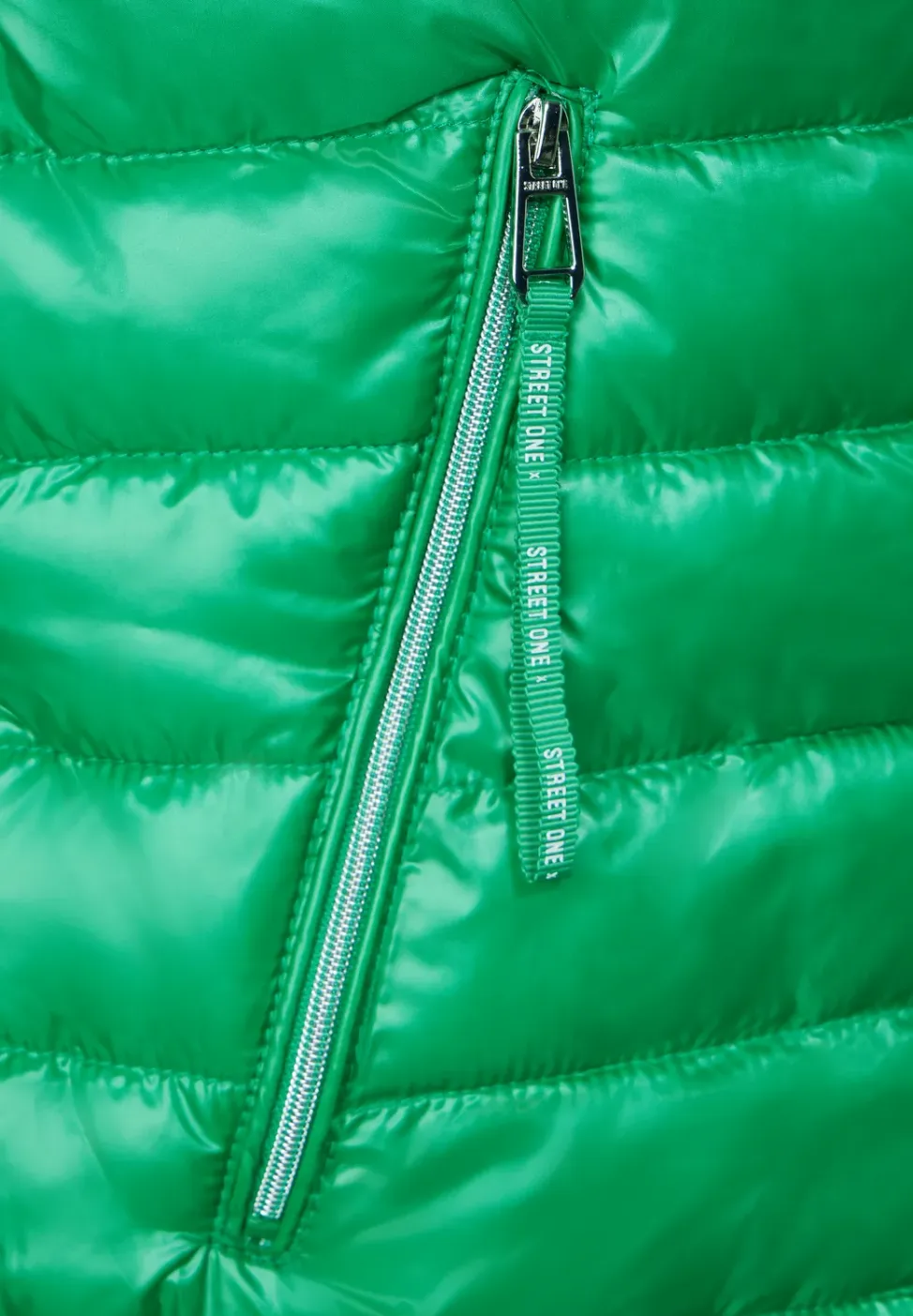Lange gewatteerde bodywarmer met capuchon