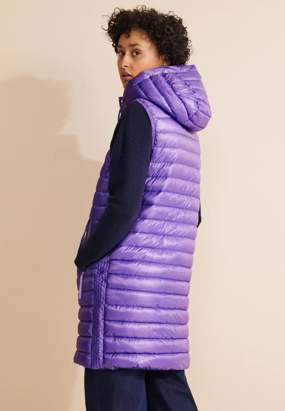 Lange gewatteerde bodywarmer met capuchon
