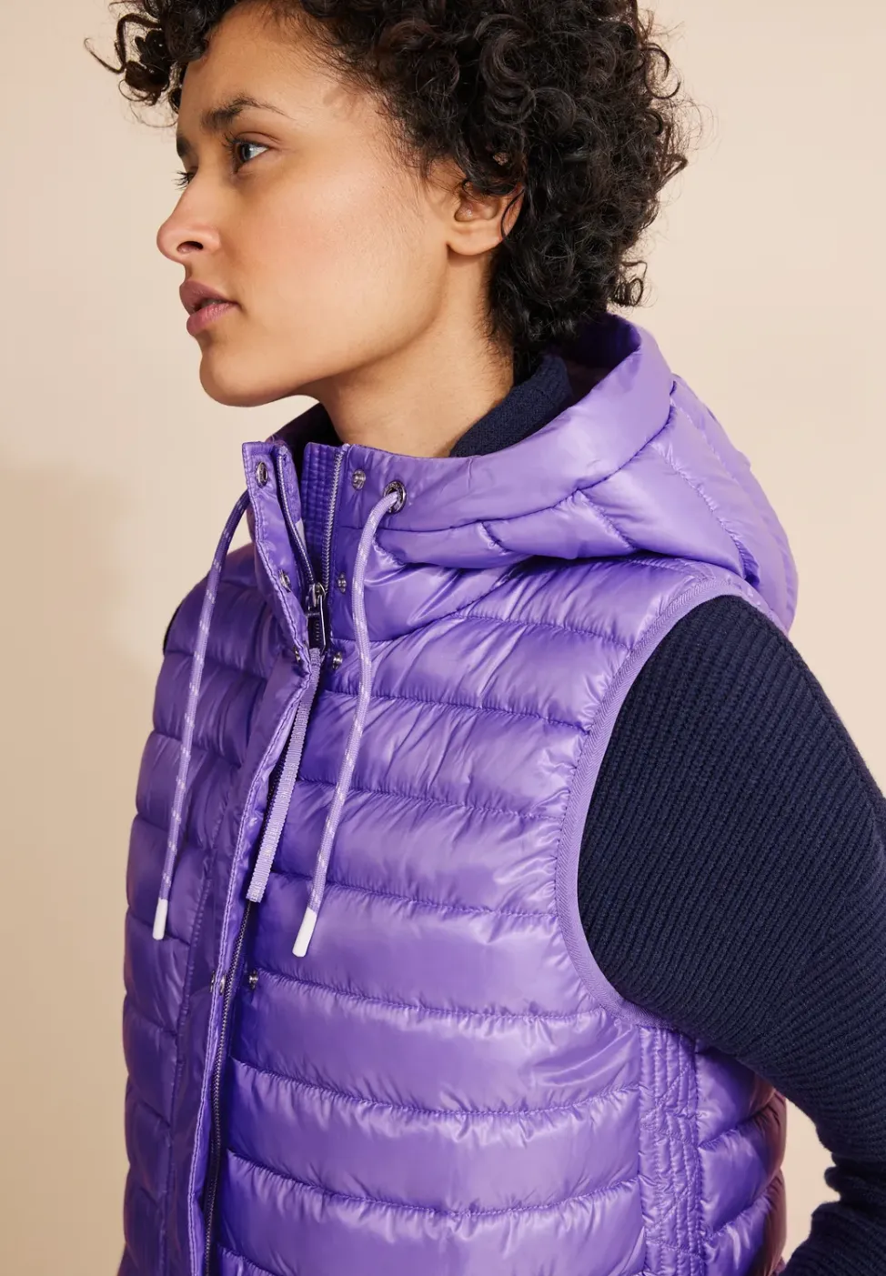 Lange gewatteerde bodywarmer met capuchon