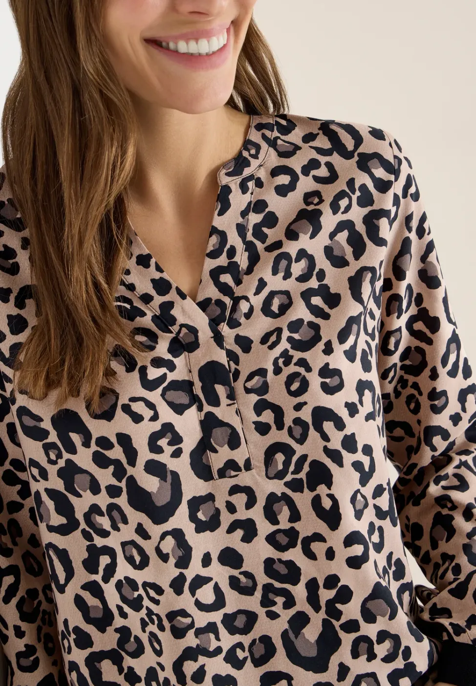 Leo blouse met gespleten hals